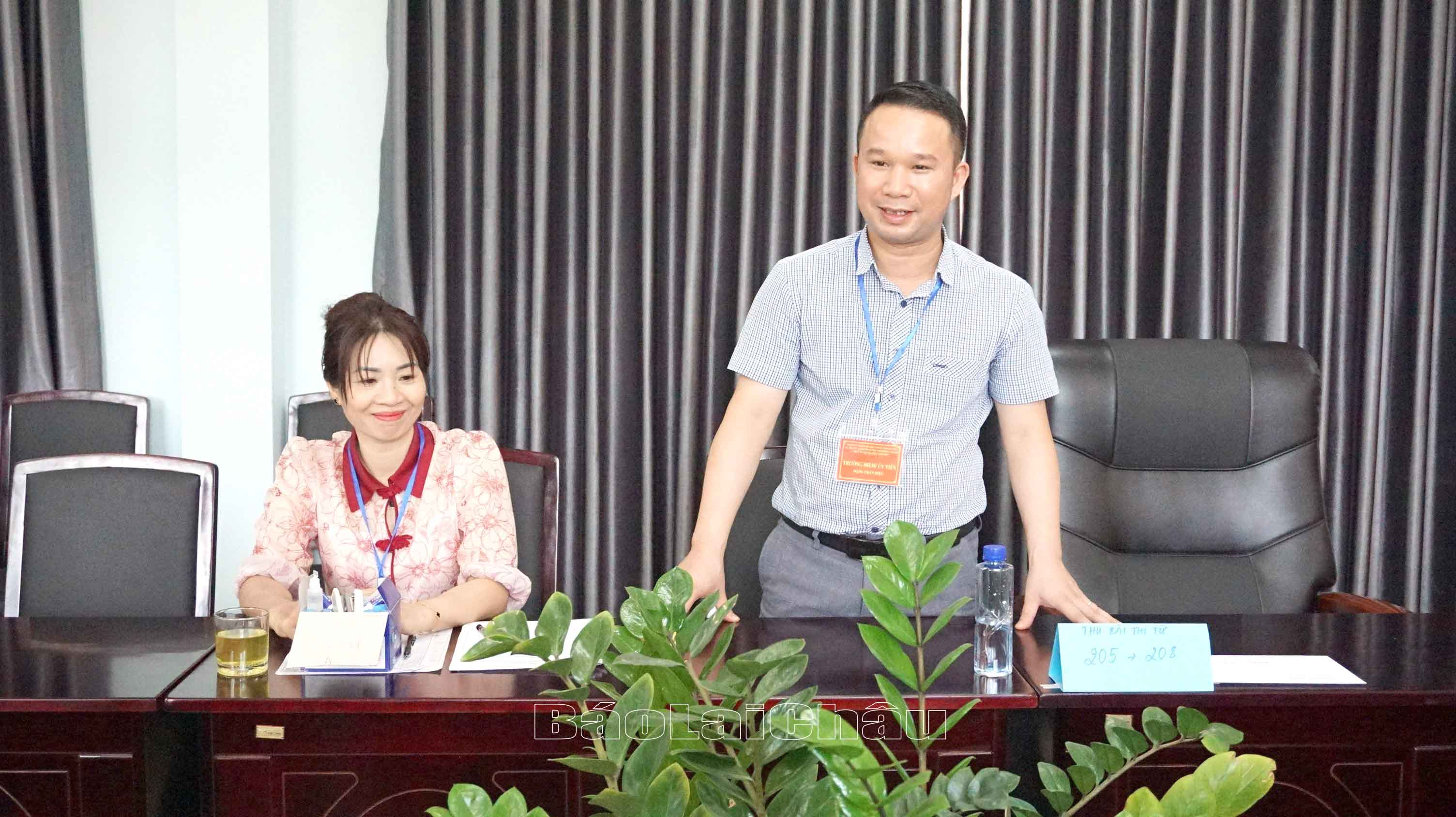 ... động viên thí sinh Trường THPT Nậm Nhùn trước giờ thi.